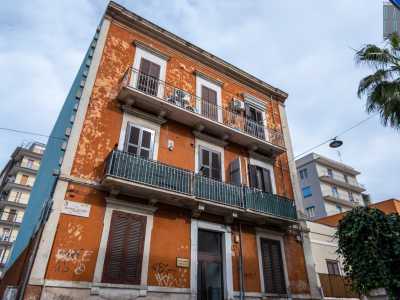 ...e infine una palazzina di inizio 900 su tre livelli. Un �piccolo mondo antico� sopravvissuto a decenni di distruzioni e di nuove edificazioni